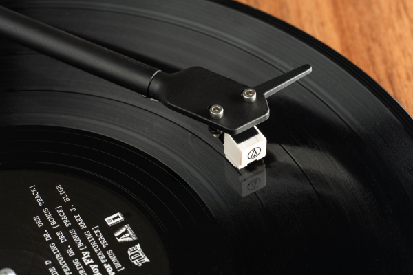Pro-Ject E1 BT Einsteiger-Plattenspieler mit Bluetooth-Transmitter